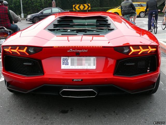 內湖遇見鮮豔紅色 Lamborghini Aventador LP700-4
