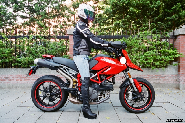 [開箱] SBK SJW12防摔衣 暨 好大"車頭燈"！