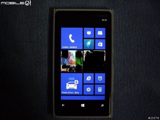 港版白色lumia 920 +充電板+行動電源簡單開箱