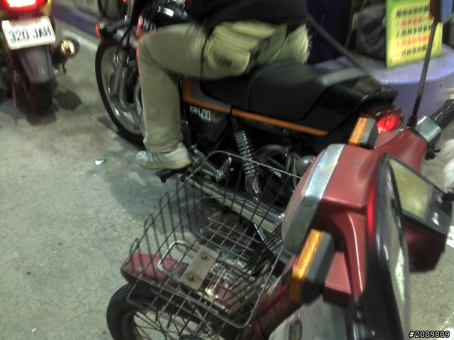 加油時看到前面有台大野狼~喔!原來是CB400N