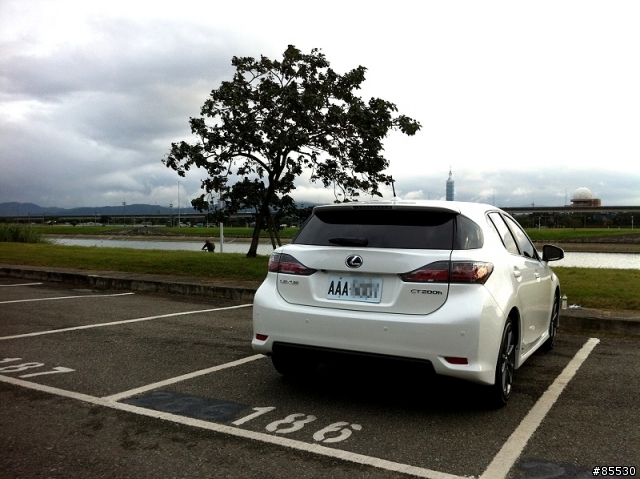 [開箱] Lexus CT200h 我的小開箱 (12/31 更新照片, 圖多)