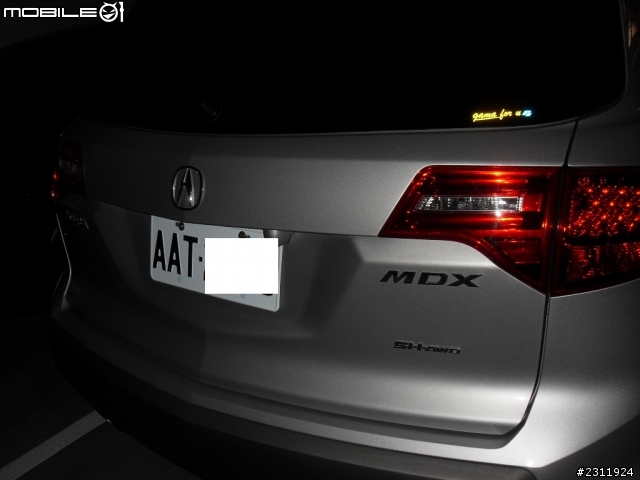 今日見到acura mdx 掛新車牌 頭香自己拿 哈哈!!