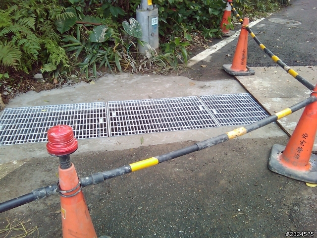 劍南路溢流鐵蓋換修中
