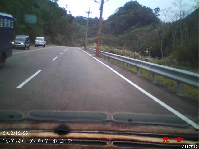 運鈔車下坡跨雙黃線