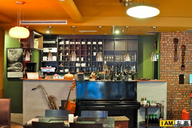 [食記] 哩啦哩啦 爵士音樂餐廳 (文化中心附近)