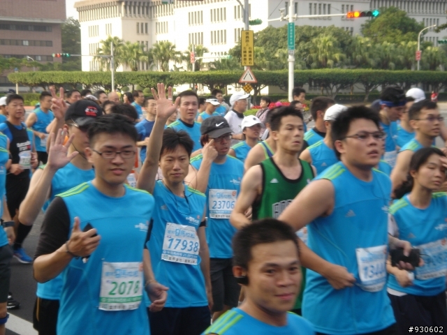 2012富邦馬拉松-仁愛路與中山南路口.07:14~07:30