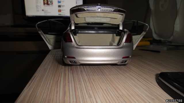 今年車展我家女人對我超好的.買了三台車給我.......其中一台BMW7系列唷...!!