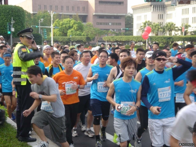 2012富邦馬拉松-仁愛路與中山南路口.07:14~07:30