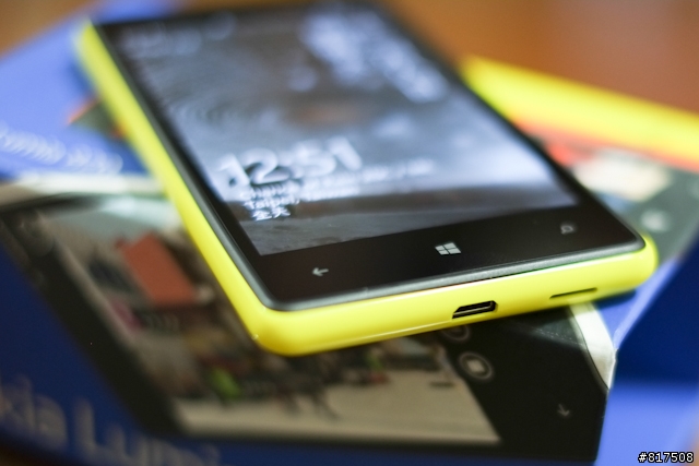 【開箱】雖然 Lumia 820 一直存在於 Lumia 920 的影子底下，導致人氣不旺，但拿到後才發現他比HTC 8X強大！