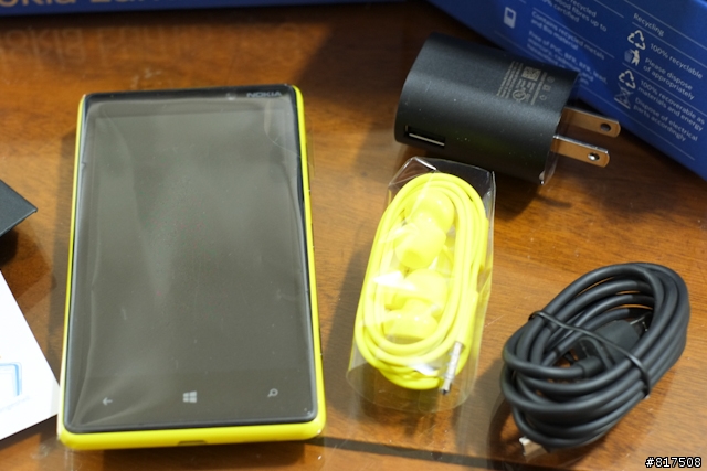 【開箱】雖然 Lumia 820 一直存在於 Lumia 920 的影子底下，導致人氣不旺，但拿到後才發現他比HTC 8X強大！