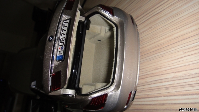 今年車展我家女人對我超好的.買了三台車給我.......其中一台BMW7系列唷...!!