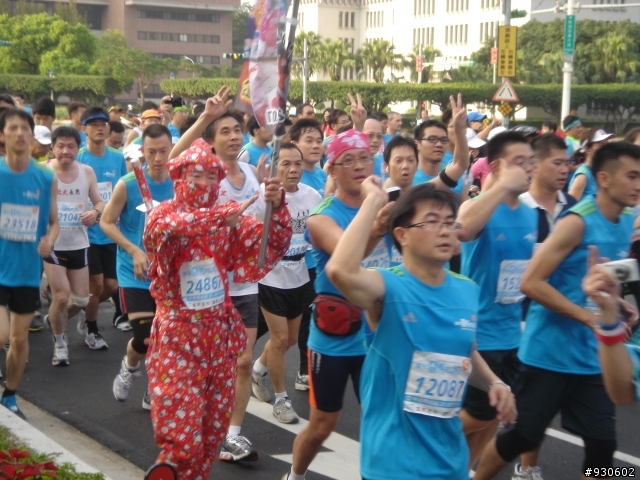 2012富邦馬拉松-仁愛路與中山南路口.07:14~07:30