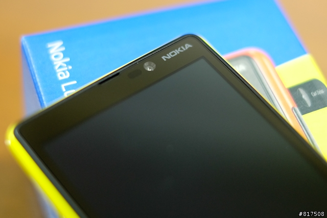 【開箱】雖然 Lumia 820 一直存在於 Lumia 920 的影子底下，導致人氣不旺，但拿到後才發現他比HTC 8X強大！