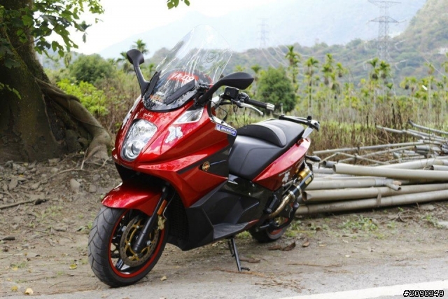 莫內 GP800+BMW650GT版聚  各位神人可以把看板修掉嗎?
