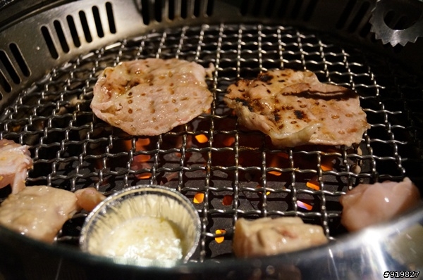 牧島MOTTO 日式燒肉專門店! 占據烤盤的大蝦兩隻190元 !