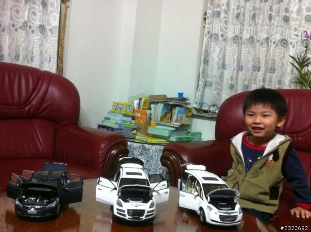 看到車友秀帥氣的警用模型車 我也讓死忠的小粉絲show一下
