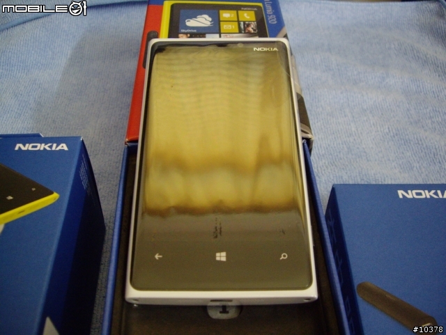 港版白色lumia 920 +充電板+行動電源簡單開箱