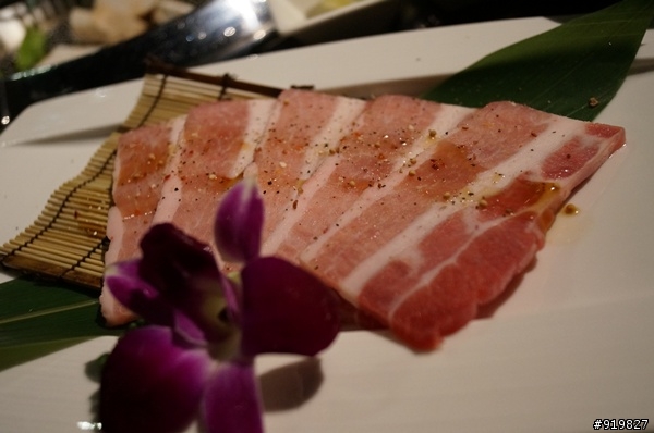 牧島MOTTO 日式燒肉專門店! 占據烤盤的大蝦兩隻190元 !