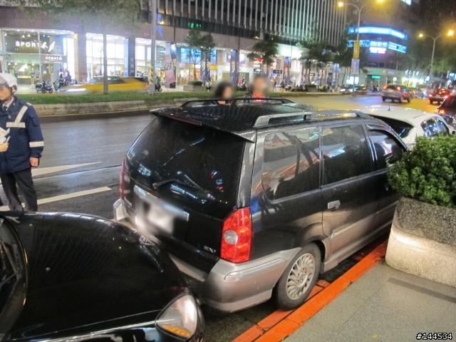 剛剛在路邊暫停被撞