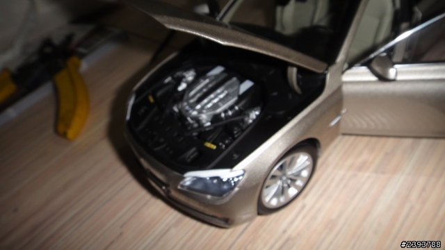今年車展我家女人對我超好的.買了三台車給我.......其中一台BMW7系列唷...!!