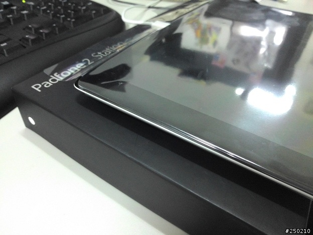 Padfone2白色的平板正面竟然是黑色的.....