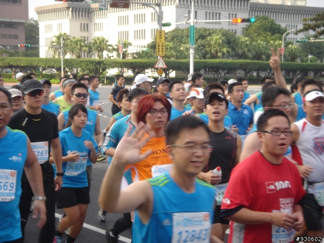 2012富邦馬拉松-仁愛路與中山南路口.07:14~07:30