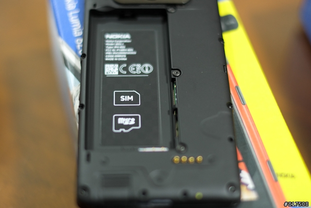 【開箱】雖然 Lumia 820 一直存在於 Lumia 920 的影子底下，導致人氣不旺，但拿到後才發現他比HTC 8X強大！