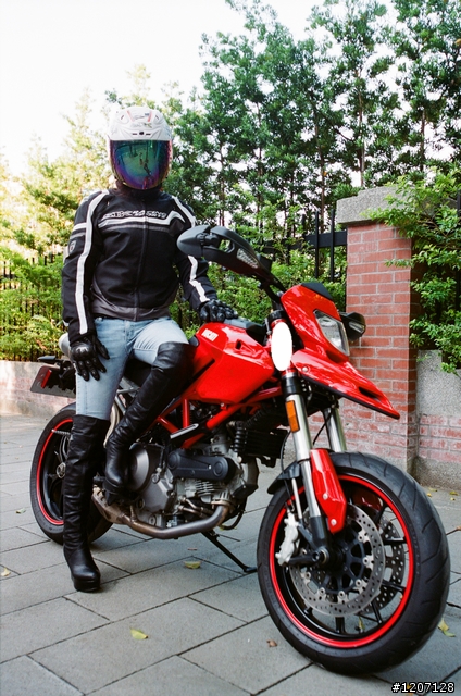 [開箱] SBK SJW12防摔衣 暨 好大"車頭燈"！