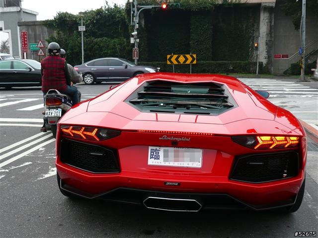 內湖遇見鮮豔紅色 Lamborghini Aventador LP700-4