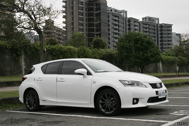 [開箱] Lexus CT200h 我的小開箱 (12/31 更新照片, 圖多)