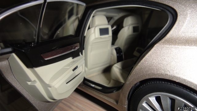 今年車展我家女人對我超好的.買了三台車給我.......其中一台BMW7系列唷...!!