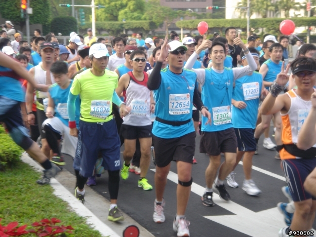 2012富邦馬拉松-仁愛路與中山南路口.07:14~07:30