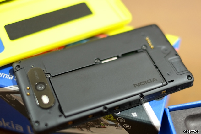【開箱】雖然 Lumia 820 一直存在於 Lumia 920 的影子底下，導致人氣不旺，但拿到後才發現他比HTC 8X強大！