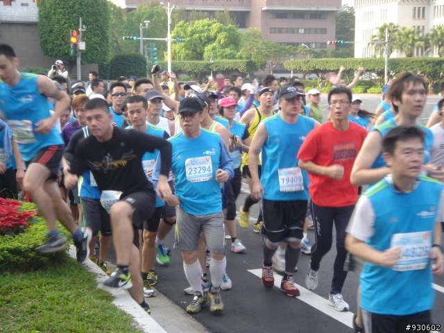 2012富邦馬拉松-仁愛路與中山南路口.07:14~07:30