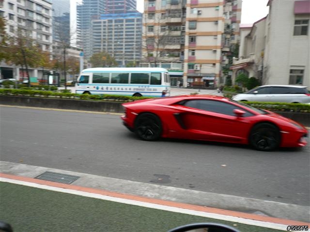 內湖遇見鮮豔紅色 Lamborghini Aventador LP700-4