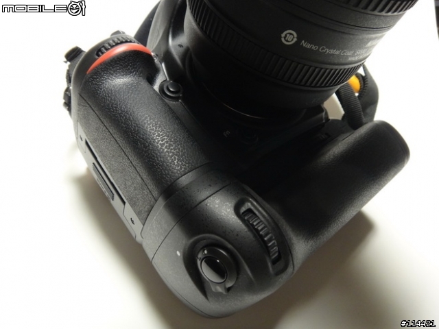 【分享開箱】2013 新年小開箱 品色 Pixel 副廠電池手把 Vertax D14 for Nikon D600