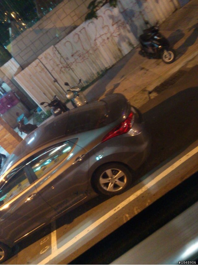 這台elantra停車有需要佔2個格子嗎?