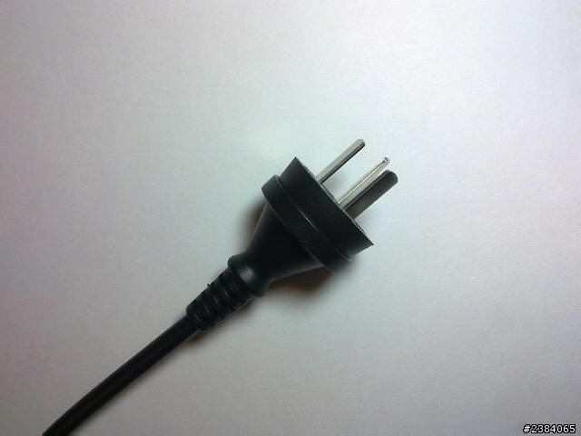 讓我頭痛的螢幕電源插頭