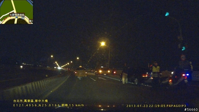 剛剛華中橋有台bmw大七和小黃都卡在汽機車分隔島上