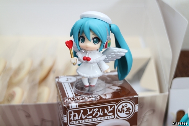 【開箱超劇場】小小天使ミク醬 + 好吃的蛋糕餅乾唷~~♪( 日本好微笑(GSC)期間限定天使初音蛋糕禮盒 )