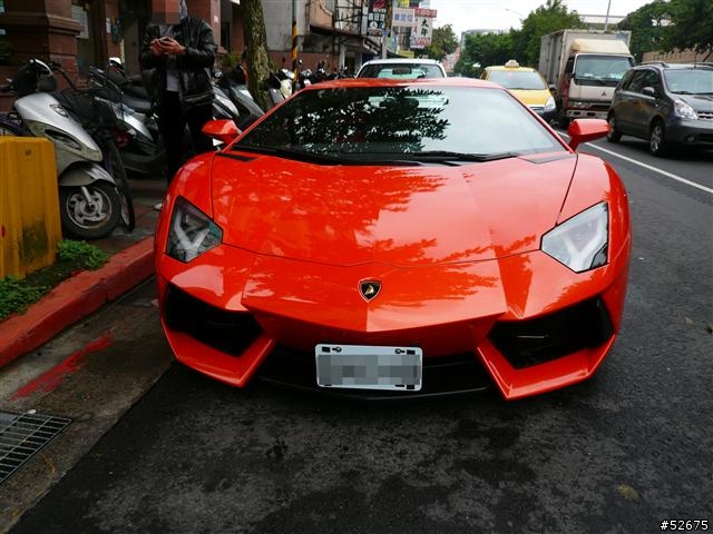 內湖遇見橘色Lamborghini Aventador LP700-4