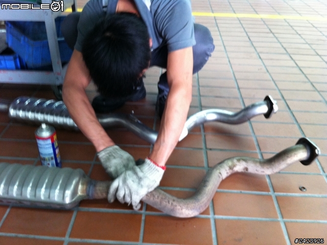 2011年E90 318i 2.0 LCI 排氣管中段金屬異音
