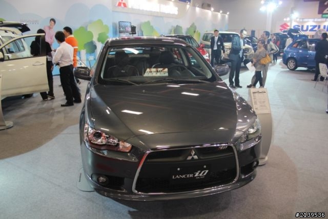 這次車展換我撞到頭啦~