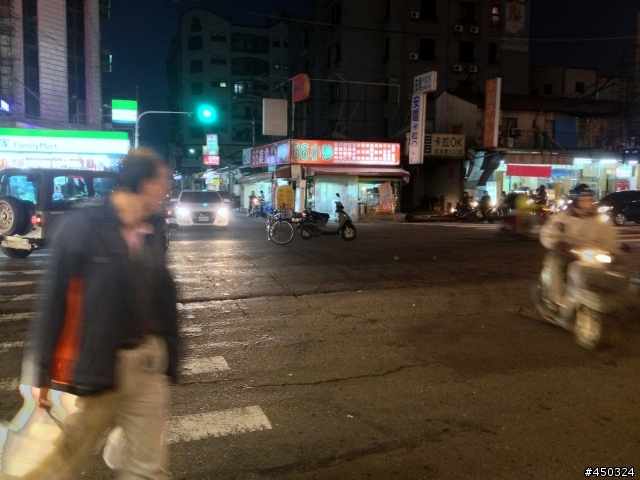 求台南市 2013-01-03 18:33左右 行車紀錄器影片 中華路與五福街十字路口