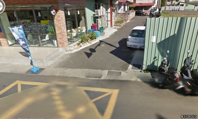小妹妹要去遠處的紅綠燈過馬路 ?