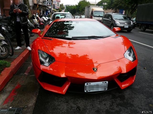 內湖遇見橘色Lamborghini Aventador LP700-4