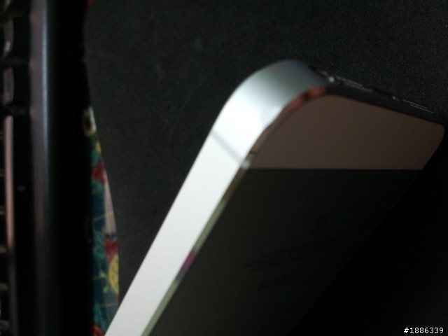 I Phone5  掉到地上，角凹下去了!