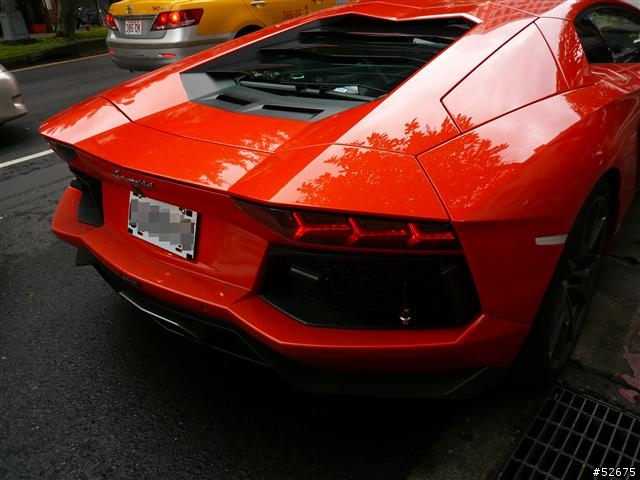 內湖遇見橘色Lamborghini Aventador LP700-4