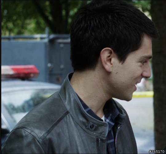 請問有人知道這件皮衣的品牌與型號嗎?