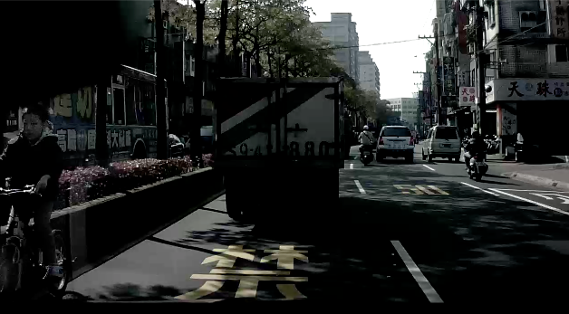 「中和」誰家小孩快跟他講一下吧.. 逆向腳踏車